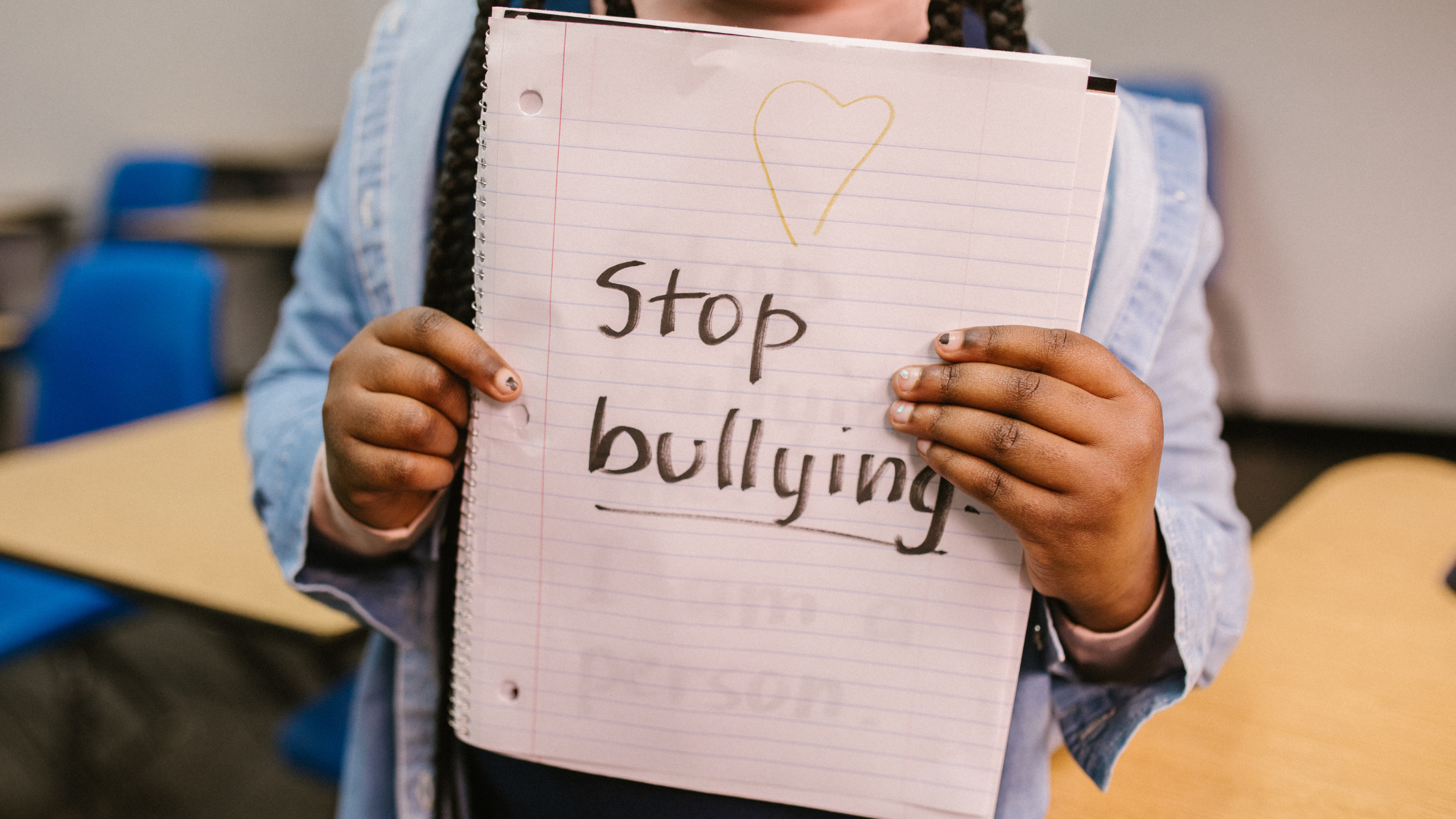 Como especialista em direito digital, tenho visto um aumento preocupante nos casos de cyberbullying. Para muitos pais, é devastador descobrir que seus filhos foram vítimas dessa forma de assédio online. Neste artigo, vamos entender o que é cyberbullying, como identificá-lo e, mais importante, como proteger seus filhos e buscar ajuda.