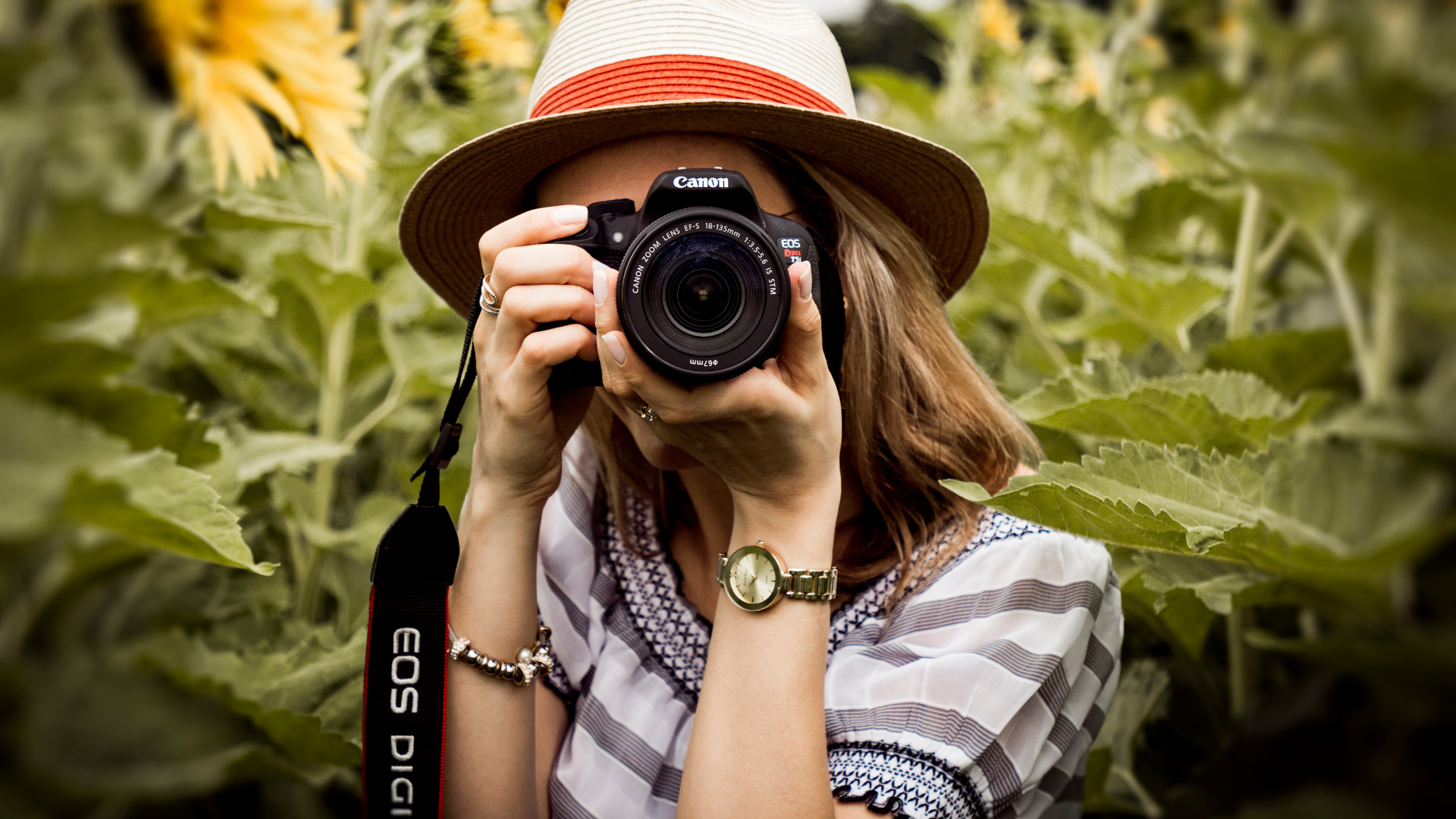 A fotografia é uma forma de arte que exige talento, tempo e dedicação. Quando uma de suas fotos é reproduzida sem autorização, é natural sentir-se prejudicado e desrespeitado. No entanto, existem medidas que você pode tomar para proteger seus direitos como fotógrafo. Neste artigo, exploraremos os passos que você deve seguir ao descobrir que sua fotografia foi usada sem permissão.